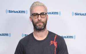 Pede Pamer Mata Bintitan, Adam Levine Dipuji Masih Tampan