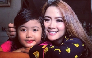 Temani Anak Belanja, Gaya Centil Putri Vega Darwanti Jadi Sorotan Netter