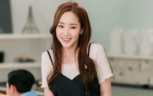 Ingatkan Nonton 'Why, Secretary Kim?', Park Min Young Unggah Foto Cantik di Kubangan Lumpur
