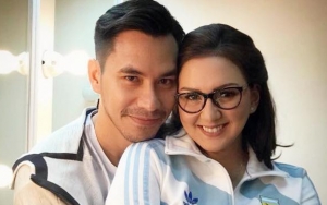 Unggah Foto Bareng Darius Sinathrya, Donna Agnesia Kenang Nonton Piala Dunia 2010