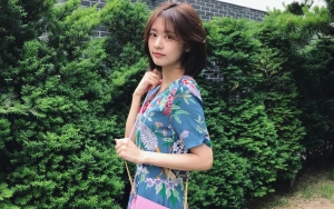 Bakal Muncul Sebagai Cameo, Cantiknya Jung So Min Pamer Naskah 'Why, Secretary Kim?'