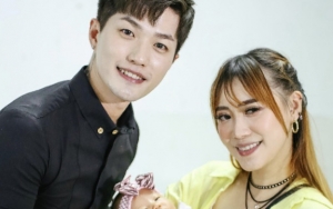 Lee Jeong Hoon-MoA Aeim Jalan-Jalan, Gendongan Bayi Kimora Jadi Sorotan Netter