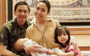  Jaga Anak Saat Bermain, Celana Suami Ayu Dewi Bikin Netter Salfok