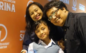 Peluk Mesra Sang Istri, Erwin Gutawa Rayakan Ulang Tahun Pernikahan ke-26