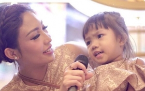Super Kocak, Begini Cara Jitu Ayu Dewi Biar Anak Tak Ketagihan Cokelat
