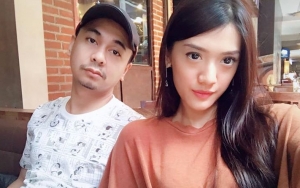 Foto Dirangkul Mesra oleh Istri, Ekspresi Raditya Dika Tak Terduga