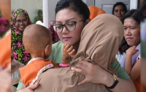 Bakti Sosial Bareng Ibu-Ibu Persit, Bella Saphira Berlinang Air Mata