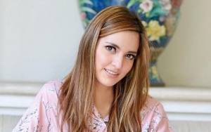 Dihadiahi Bunga Personil Boyz II Men Hingga Ardi Cemburu, Nia Ramadhani Lagi-Lagi Cantik Ala ABG
