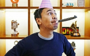 Unggah Foto Leher Berlipat dan Berekspresi Sedih, Raditya Dika Masih Galau Bowo?