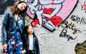 Warisi Bakat Model Sang Ibu, Gaya Anak Marsha Timothy Curi Perhatian Netter