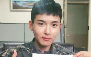 Keluar Wamil, Ryeowook 'Nangis' Disambut Ratusan ELF dan Member Suju