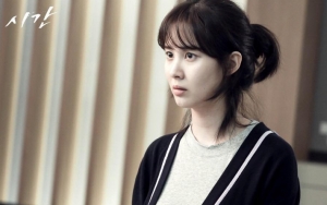 Pakai Topi dan Setelan Resmi, Cantiknya Seohyun Jadi Pemandu Parkir di 'Time'