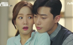 Khawatir, Park Seo Joon Terus Genggam Tangan Park Min Young di 'Why, Secretary Kim?'