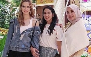 Busana Buka-Bukaan Nia Ramadhani Dikritik Saat Liburan Bareng Chacha Frederica