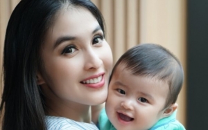 Biasa Pakai Branded, Baju Sederhana Anak Sandra Dewi Ini Justru Bikin Netter Kagum