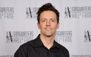 Rilis MV 'Might As Well Dance', Jason Mraz Bagikan Momen Sakral Pernikahannya