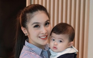 Tak Cuma Lucu Saat Tidur, Putra Sandra Dewi Pamer Bibir Tebal Belepotan 'Lipstik' Bikin Fans Gemas 