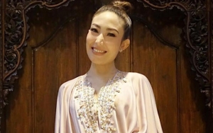 Tak Mau Ketinggalan Tren, Ayu Dewi Ikut Ramaikan 'Freckles Make Up'