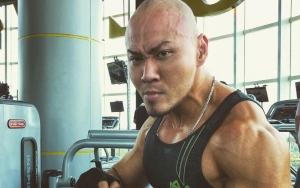 Biasa Pasang Wajah Serius, Deddy Corbuzier Malah Kebingungan Saat Lakukan Ini 