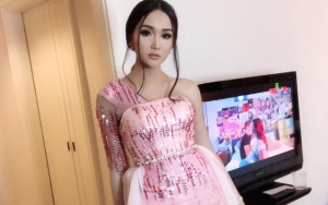 Unggah Foto Minum Wine, Lucinta Luna Diingatkan Soal Kandungan