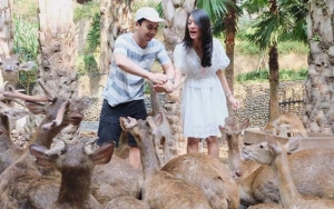 Unggah Foto Jenguk Sang Ayah, Pose Tangan Raditya Dika Jadi Sorotan Netter