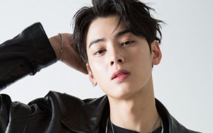 Foto Syuting 'My ID is Gangnam Beauty' Dirilis, Senyum Cha Eunwoo Bikin Jatuh Cinta