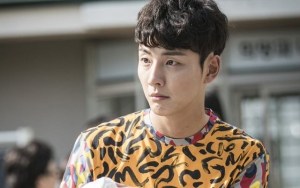 Perankan Dua Karakter, Kocaknya Yoon Shi Yoon Jadi Penjahat Sekaligus Hakim di 'Dear Judge'