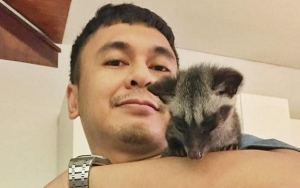 Foto Bareng Ernest Prakasa cs, Senyum 'Terpaksa' Raditya Dika Jadi Sorotan