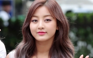 Comeback Stage 'Dance the Night Away' Twice di 'Music Bank', Kulit Tan Jihyo Disorot
