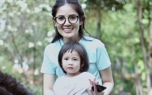Ingin Abadikan Foto Liburan, Gaya 'Rusuh' Putri Nindy Malah Curi Perhatian