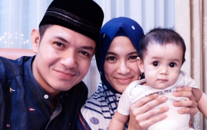 Foto Bersama Dude Harlino, Ketampanan Anak Bungsunya Lebih Mencuri Perhatian