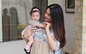 Kompakan Pakai Kerudung, Nabila Syakieb Adu Cantik dengan Putri Kecilnya