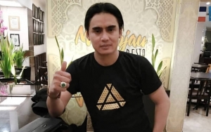 Nama Asli Jadi Bahan Ledekan Netizen, Charly Van Houten Malah Ikut Pamer Ijazah dan Tertawa