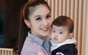 Baru Belajar Jadi Seorang Ibu, Sandra Dewi Akui Sering Minta Maaf pada Raphael