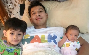 Menginjak Usia Dua Bulan, Sonny Septian Dibuat 'Meleleh' dengan Senyum Sang Buah Hati