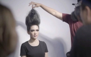 Syahrini Habiskan Puluhan Botol Hair Spray Demi Jambul Khatuliswa Fenomenal