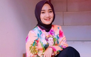 Foto Bareng Driver Ojek Online, Penampilan 'Polos' Fatin Shidqia Jadi Sorotan