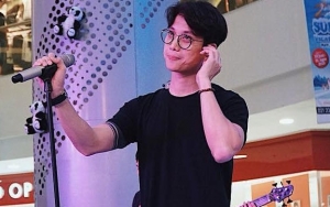 Dikta Yovie & Nuno Foto Ganteng di Tepi Sungai Korea, Netter Salfok Kaki 'Hilang'
