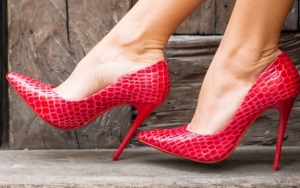 7 Trik Cerdas Hindari Kaki Lecet Saat Harus Pakai High Heels Seharian