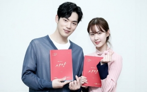 Pemotretan Drama Bareng Kim Jung Hyun, Seohyun Tampil Seksi Pakai Blus Transparan 