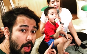 Raffi Ahmad-Nagita Slavina Foto Bareng Bowo Alpenliebe, Pose Rafathar Bikin Salah Fokus