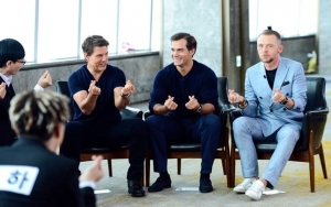 'Running Man' Rilis Foto Ganteng Tom Cruise cs, Imutnya Simon Pegg Bikin Finger Heart 