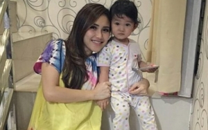Bilqis Pose Imut Centil di Foto Hari Anak Nasional, Ayu Ting Ting Marah Putrinya Diejek Sombong