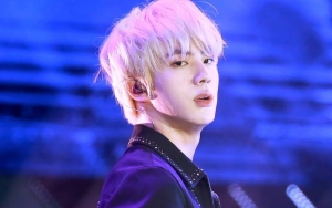 Bikin Gemas, Jin BTS Punya Kebiasaan Unik Ini Saat Membenahi Kacamata