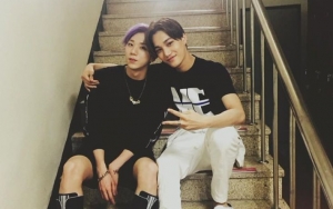 Jalan Bareng, Cerianya Kai EXO dan Moonkyu Hot Shot Pose di Depan Poster SHINee