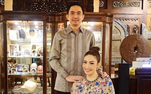 Pamer Foto Jadul, Ayu Dewi Bandingkan Sang Suami Saat Masih Pacaran