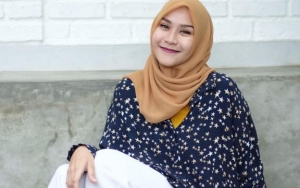 Ajarkan Anak Soal Resiko Bahaya, Zaskia Adya Mecca Ajak Sang Buah Hati Jalan di Tembok Pembatas