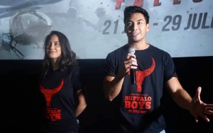 Tampil Dekil, Pevita Pearce Unggah Foto Behind The Scene 'Buffalo Boys' Bareng Yoshi Sudarso