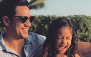 Foto Bareng Anak Istri, Mata Indah Putri Andrew White Sukses Pukau Netter