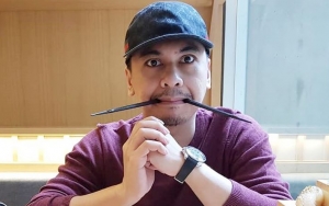 Foto Bareng Awkarin, Raditya Dika Diserbu 'Peringatan' dari Warganet